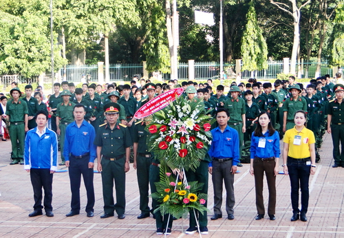 Dâng hoa tại tượng đài Bác Hồ với thiếu nhi các dân tộc tỉnh Đắk Lắk